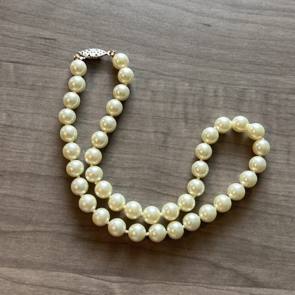 Pearl Necklace - Picture 4 of 5